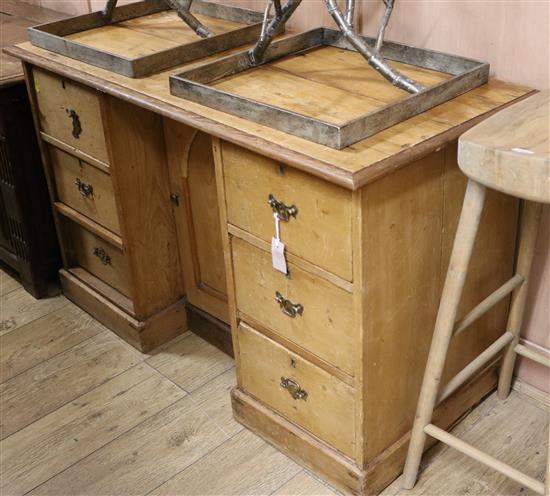 A Victorian pine kneehole dressing table W.121cm